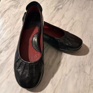Black Patent Leather BORN Scotti Ballet Flats Size 6.5 (EU 37) Worn ONCE